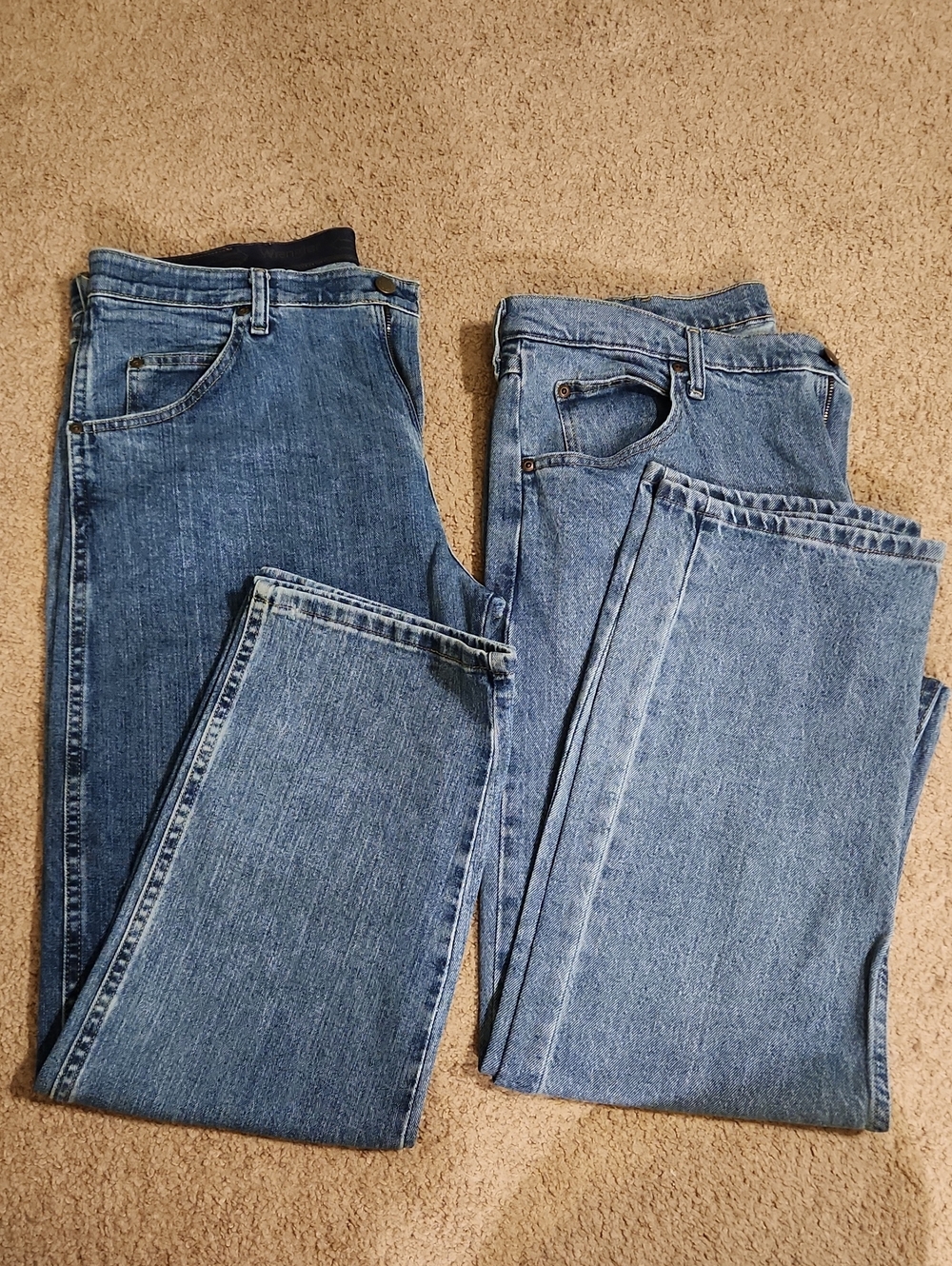 Nice pair of men's Classic Wrangler Denim Blue Jeans Straight Leg Size 36 x 29